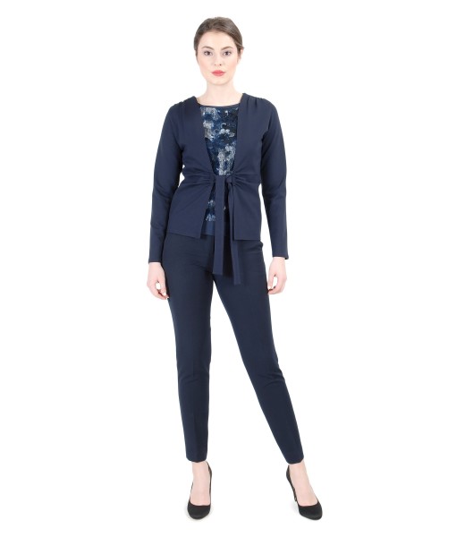 Casual outfit with elastic printed jersey blouse and tapered trousers