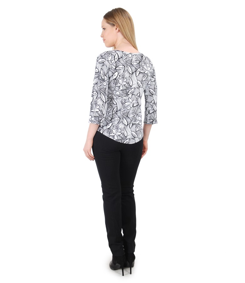 Casual outfit with jersey blouse with floral print and pants