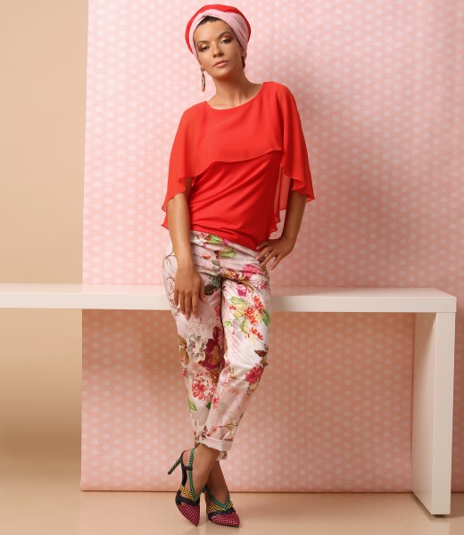 Ankle pants with floral print and jersey blouse with veil cape