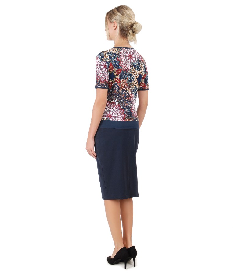 Elegant outfit with tapered skirt and jersey blouse with relief print