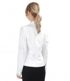 Elastic fabric jacket with accessory brooch