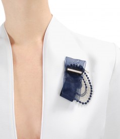 Elastic fabric jacket with accessory brooch