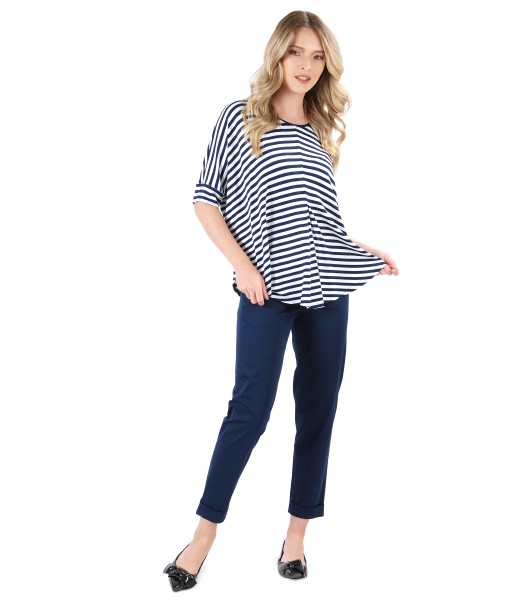 Casual outfit with jersey blouse with stripes and elastic fabric pants