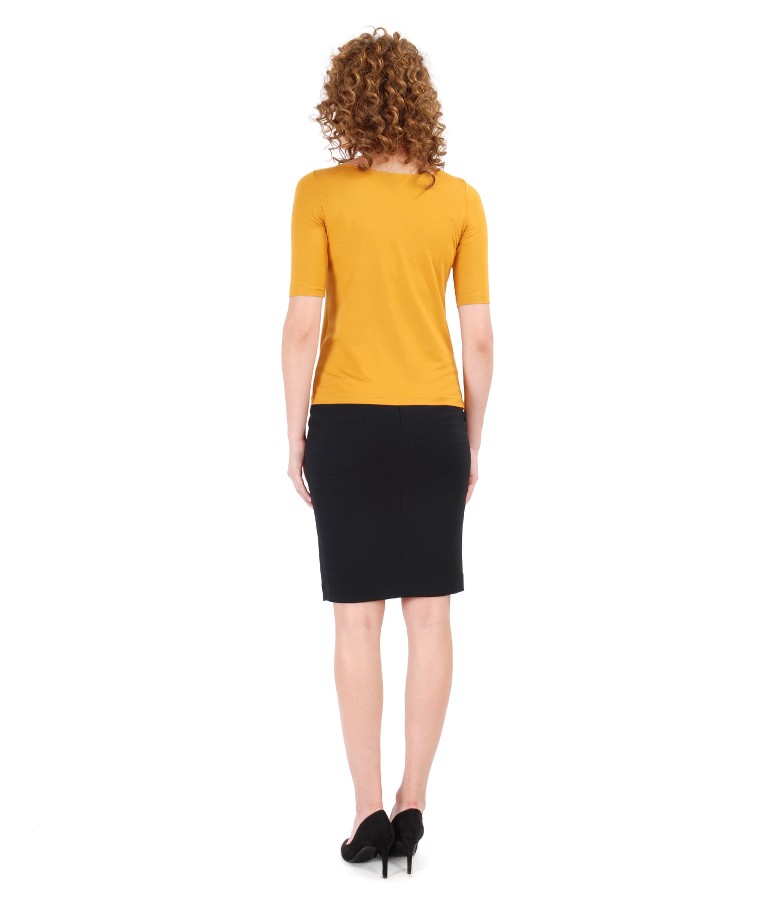 Office outfit with elastic jersey blouse and tapered skirt