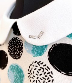 Blouse with round collar and inserts of crystals