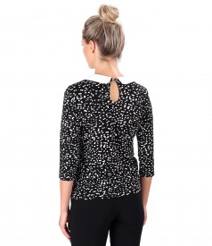 Blouse with round collar and inserts of crystals