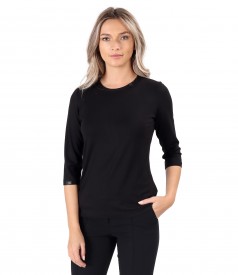Elastic jersey blouse with rips at the decolletage and sleeve