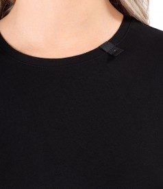 Elastic jersey blouse with rips at the decolletage and sleeve