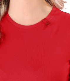 Elastic jersey blouse with rips at the decolletage and sleeve