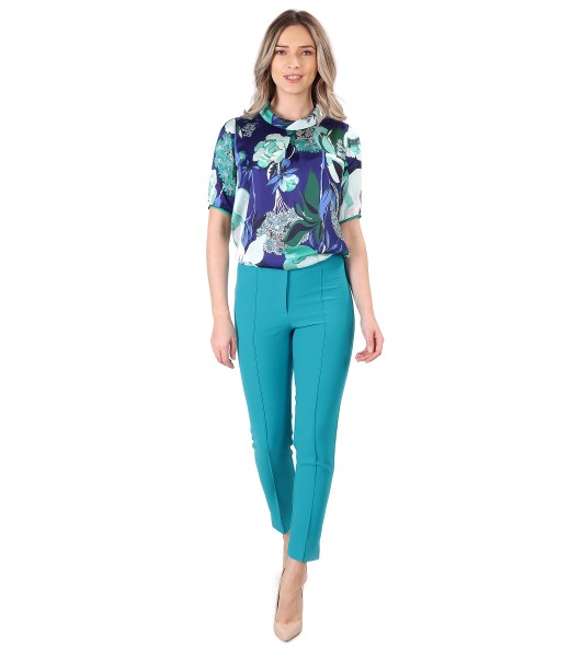 Ankle pants with satin blouse printed with floral motifs