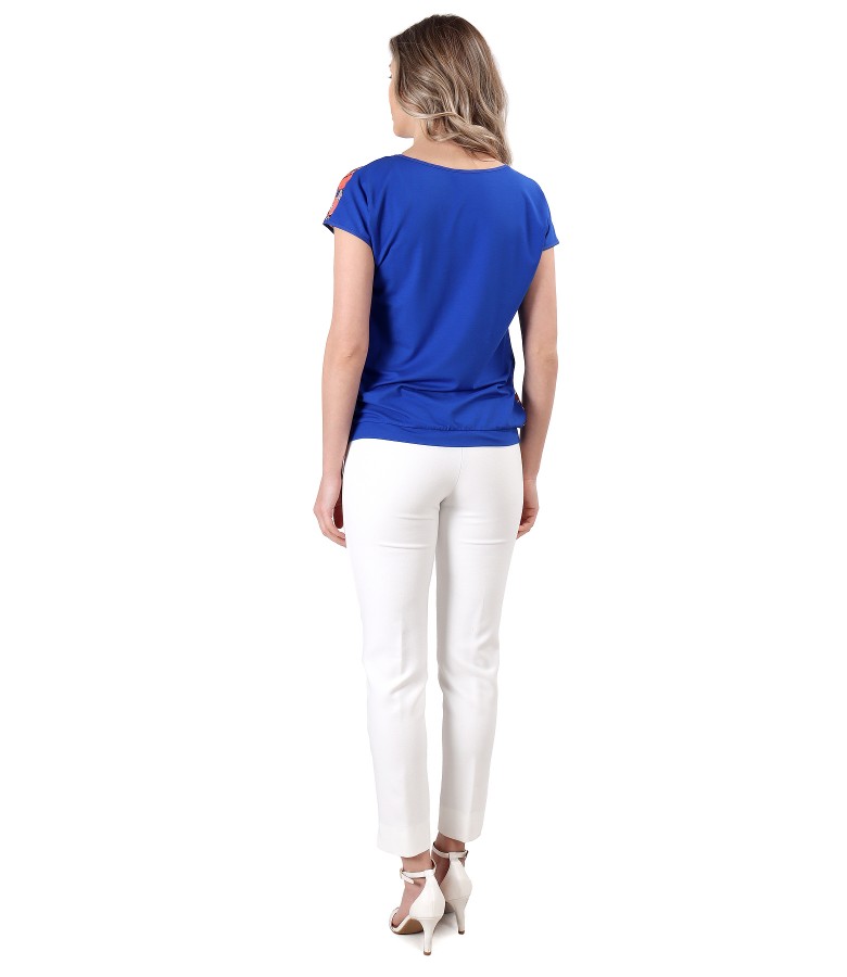 Casual blouse made of printed viscose and ankle pants