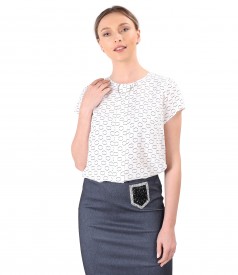 Elegant viscose blouse with brooch at the neckline
