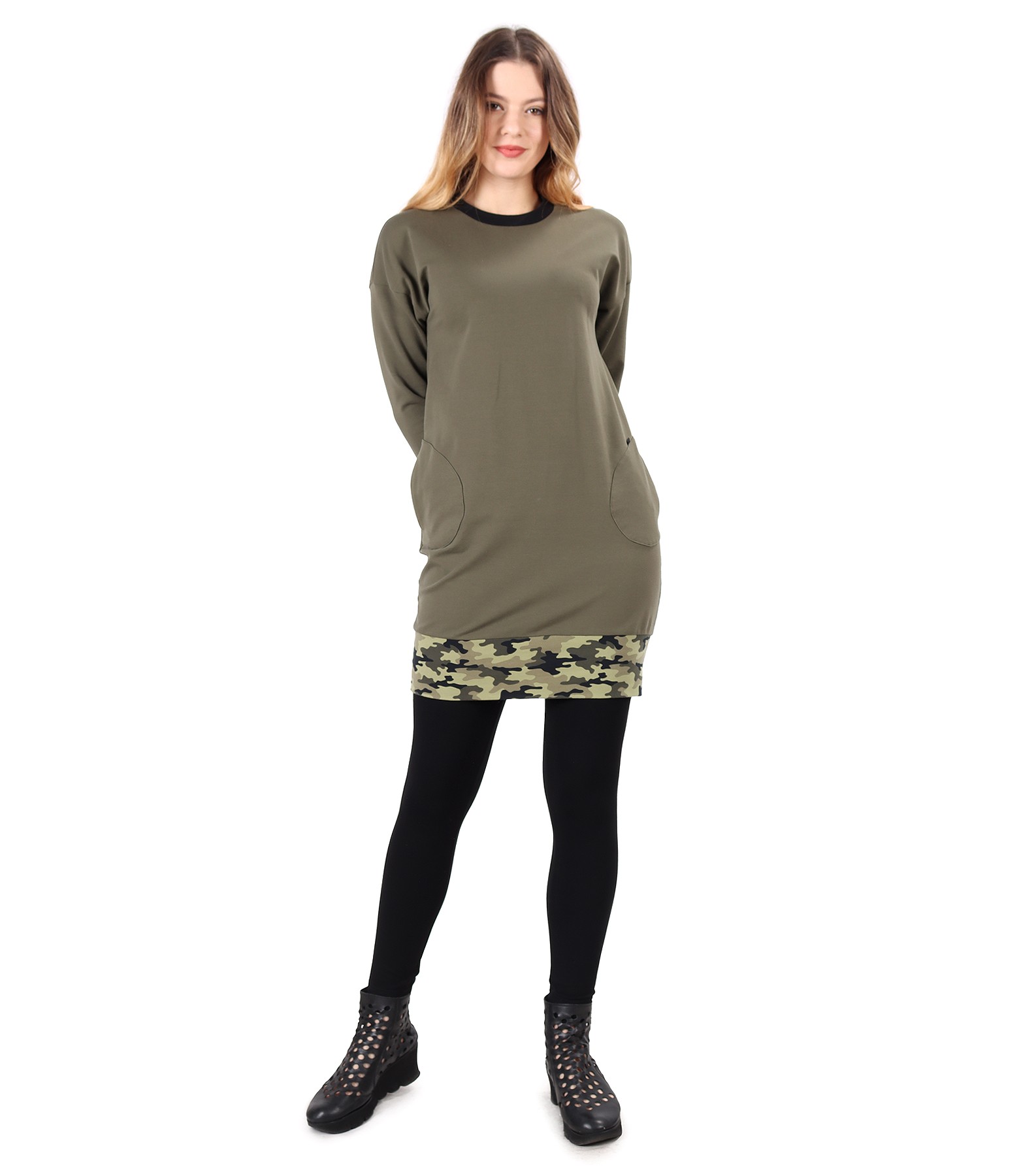 Smart casual outfit with sweatshirt dress and elastic jersey