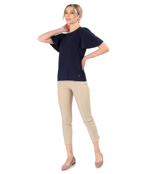 Casual outfit with jersey blouse with wide sleeves and ankle pants