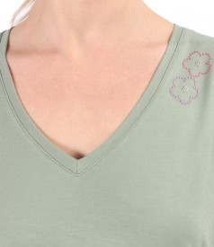 Elastic jersey blouse with flowers applied to the neckline