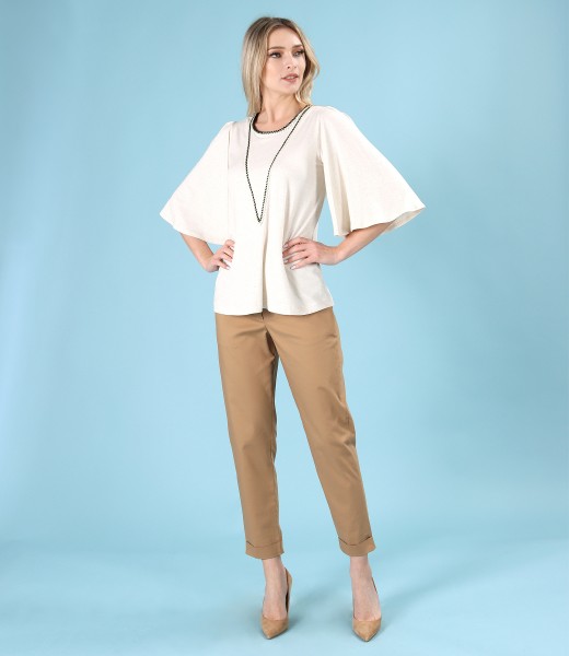 Elegant outfit with blouse with wide sleeves and ankle pants