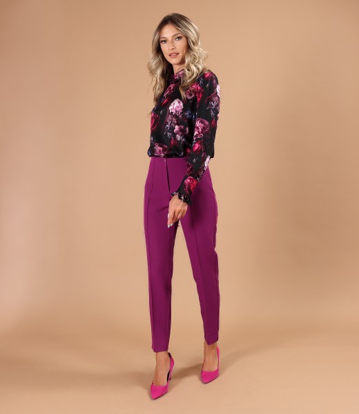 Office outfit with ankle pants and viscose blouse printed with floral motifs