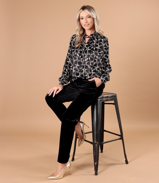 Viscose blouse with pants made of black elastic velvet