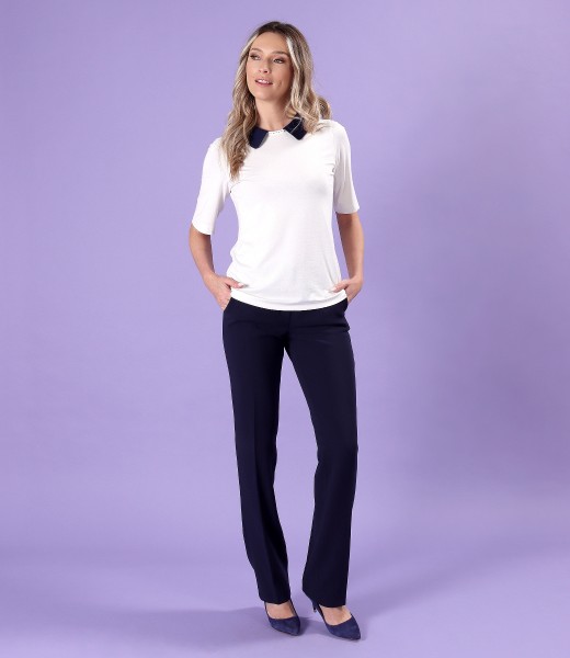 Elegant jersey blouse with a round collar in contrast with straight trousers