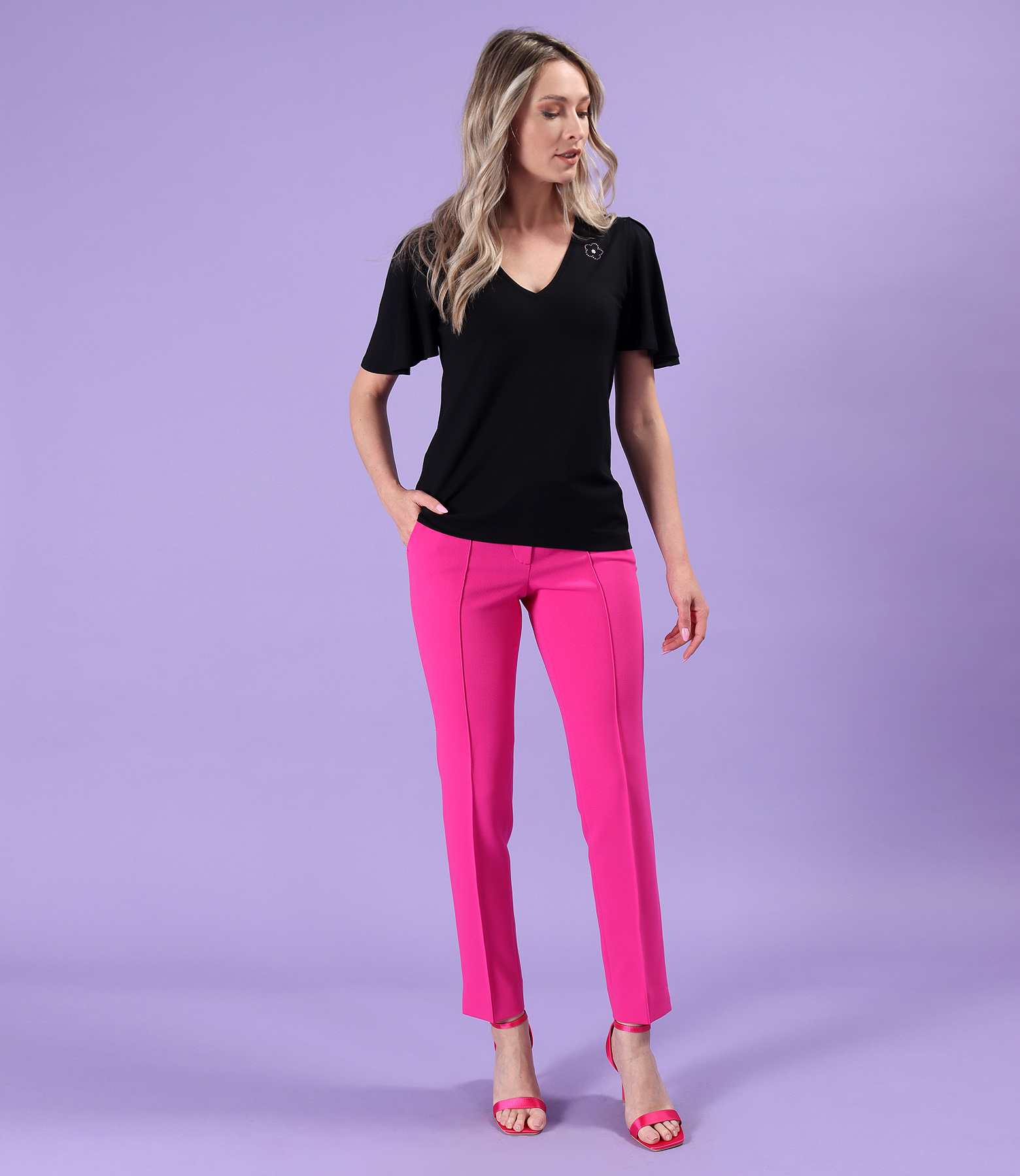 Elegant outfit with pants and elastic jersey blouse with wide sleeves