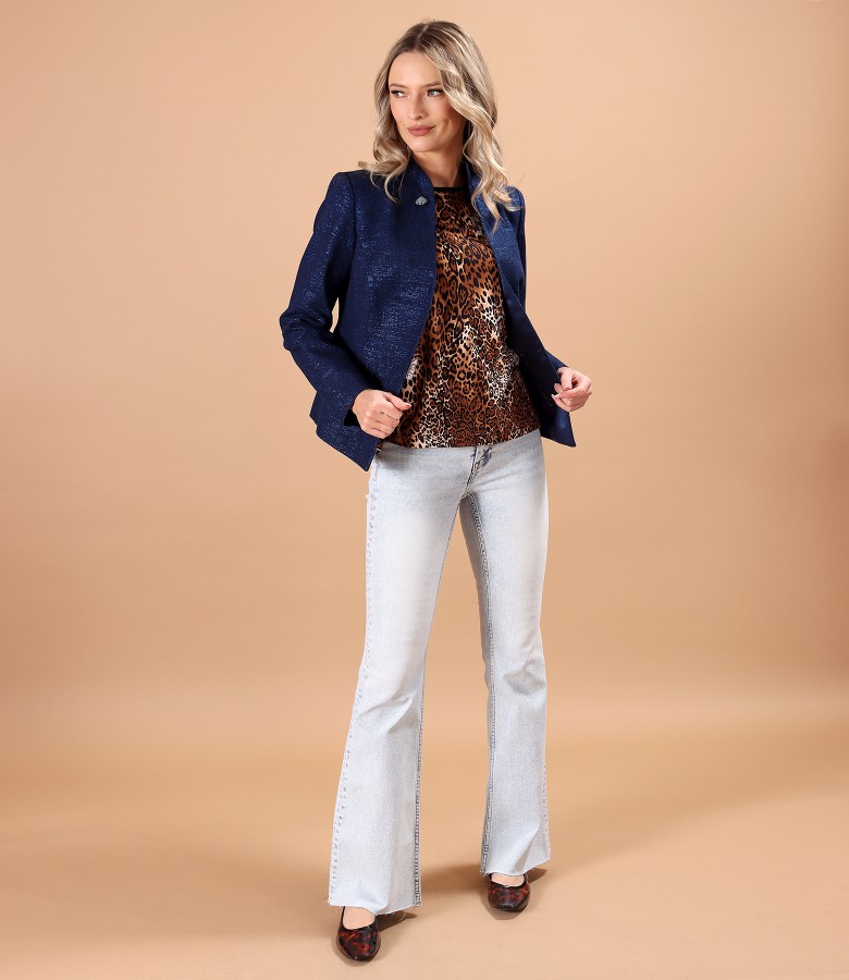 Casual outfit with jacket and elastic jersey blouse with animal print