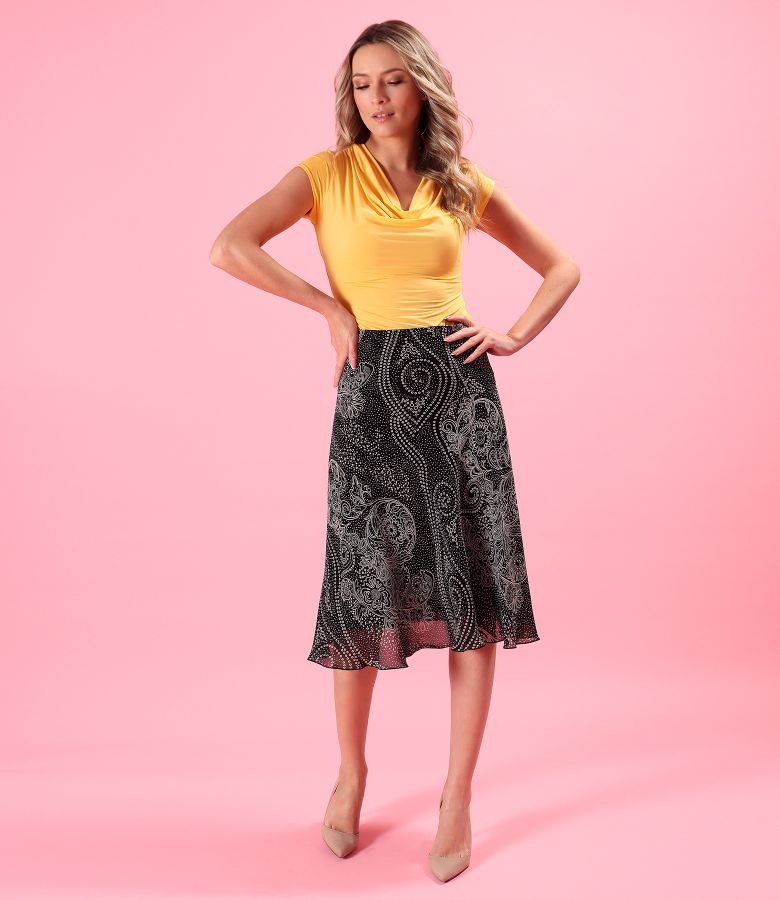 Skirt made of viscose printed with floral motifs
