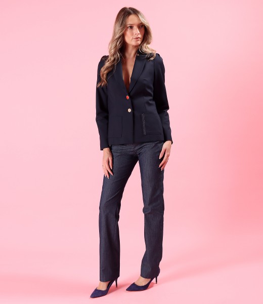 Elegant outfit with straight denim pants and a jacket