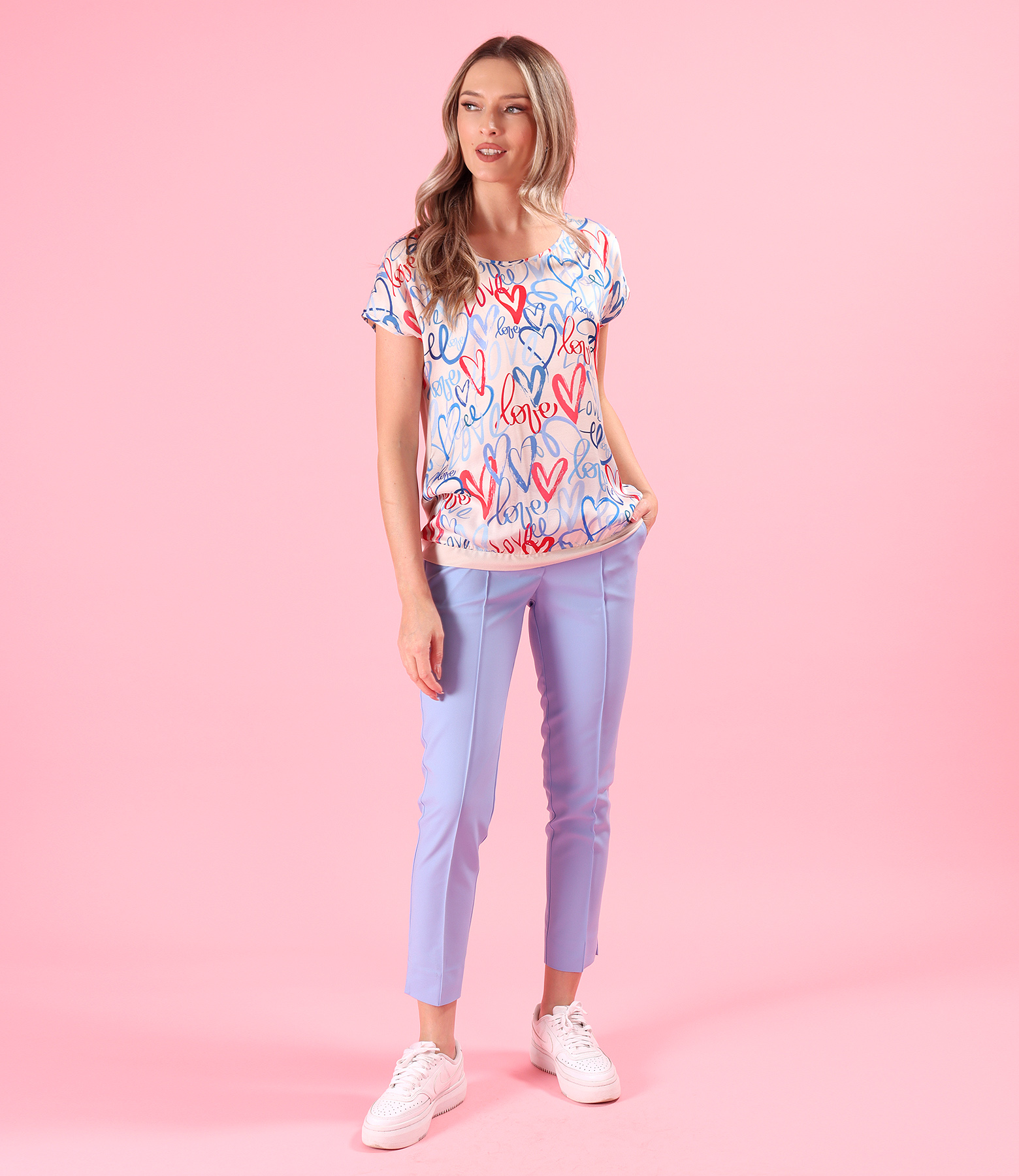 Casual outfit with elastic cotton pants and a blouse with a viscose satin front