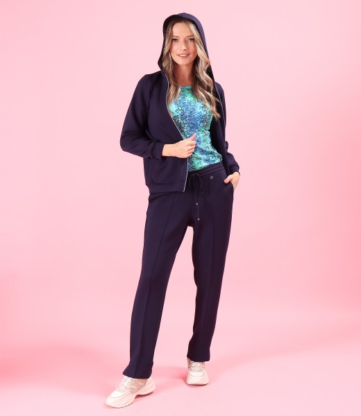 Casual outfit with relaxed-fit pants and sweatshirt made of scuba with viscose