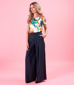 Casual outfit with wide pants and printed elastric jersey blouse