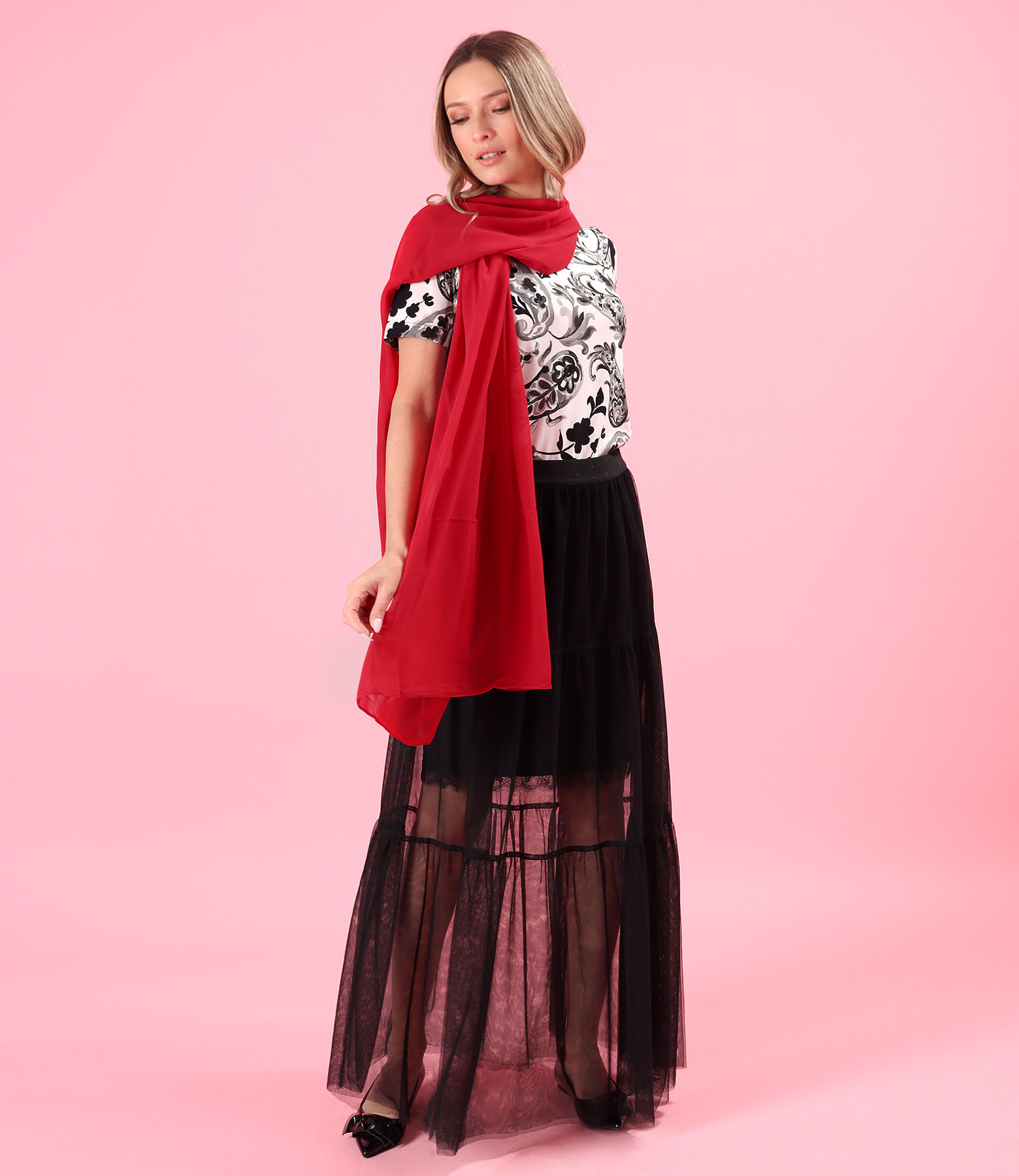 Elastic jersey blouse printed with floral motifs