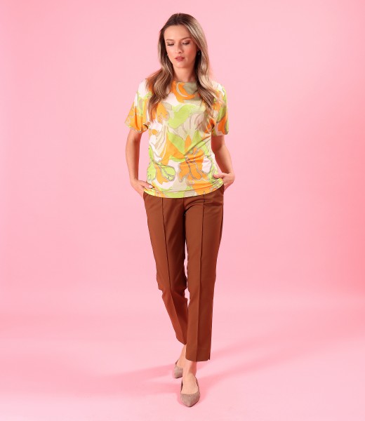 Casual outfit with a jersey blouse featuring gathered shoulders and ankle pants