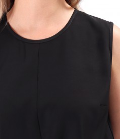 Elegant jumpsuit with decorative chain at the waist