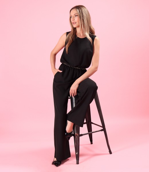 Elegant jumpsuit with decorative chain at the waist