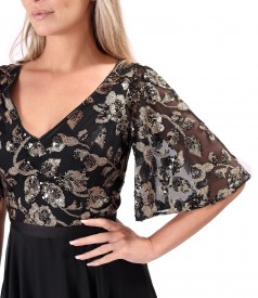 Midi dress with a bodice and wide sleeves made of gold sequins with floral motifs