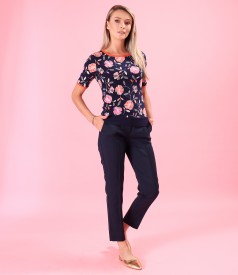 Casual outfit with ankle pants and a blouse made of elastic jersey with embossed print