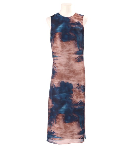 Elegant long dress printed with floral motifs