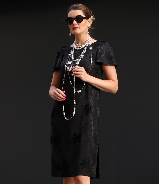 Elegant dress with short wide sleeves
