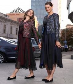 Tinuta de ocazie cu rochie midi si sacou din brocard cu fir metalic si motive florale