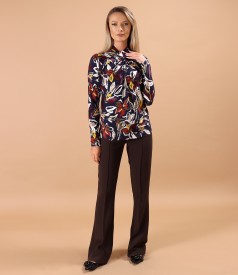 Elastic jersey blouse with pleats at the neckline and flared pants