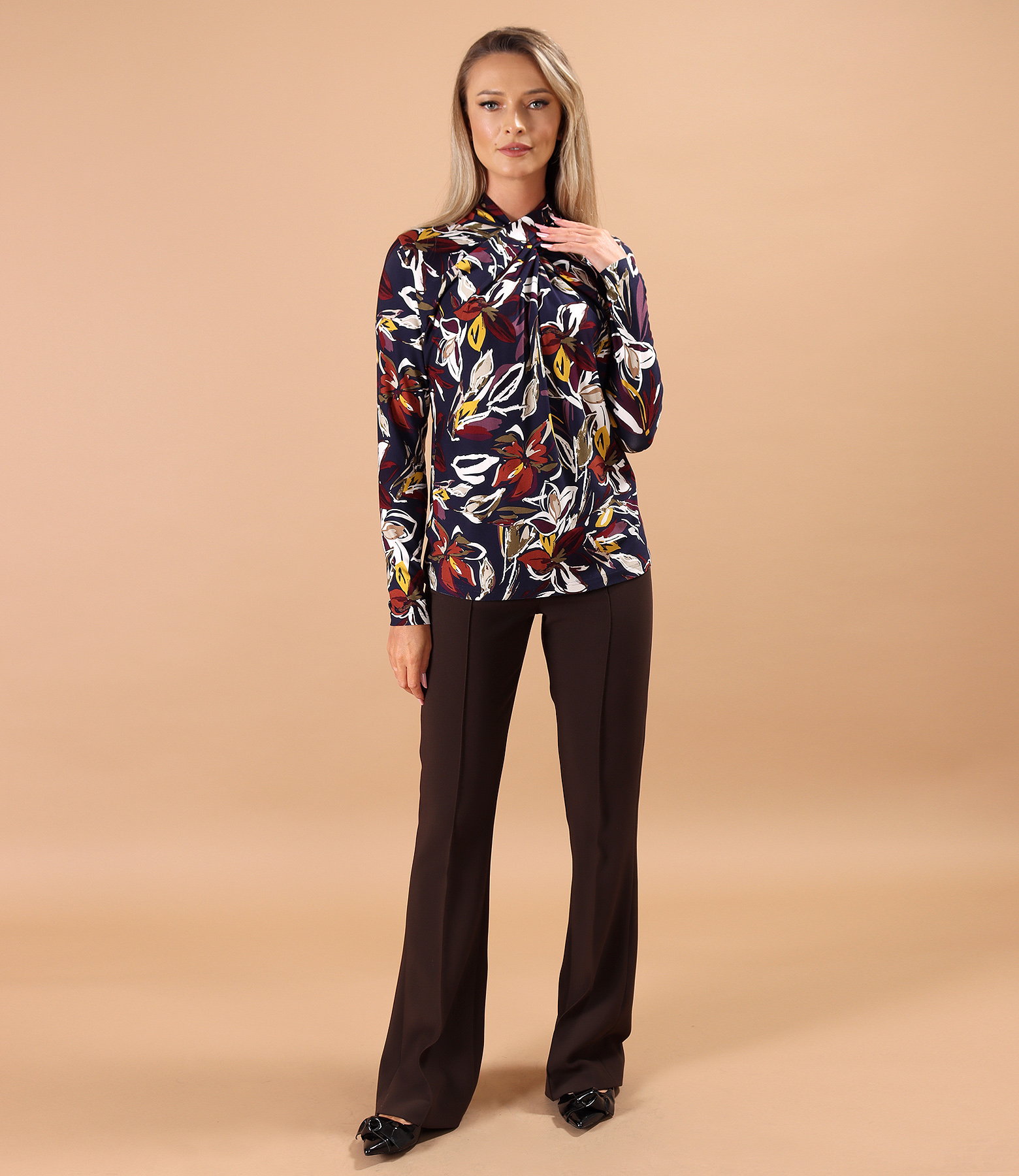 Elastic jersey blouse with pleats at the neckline and flared pants