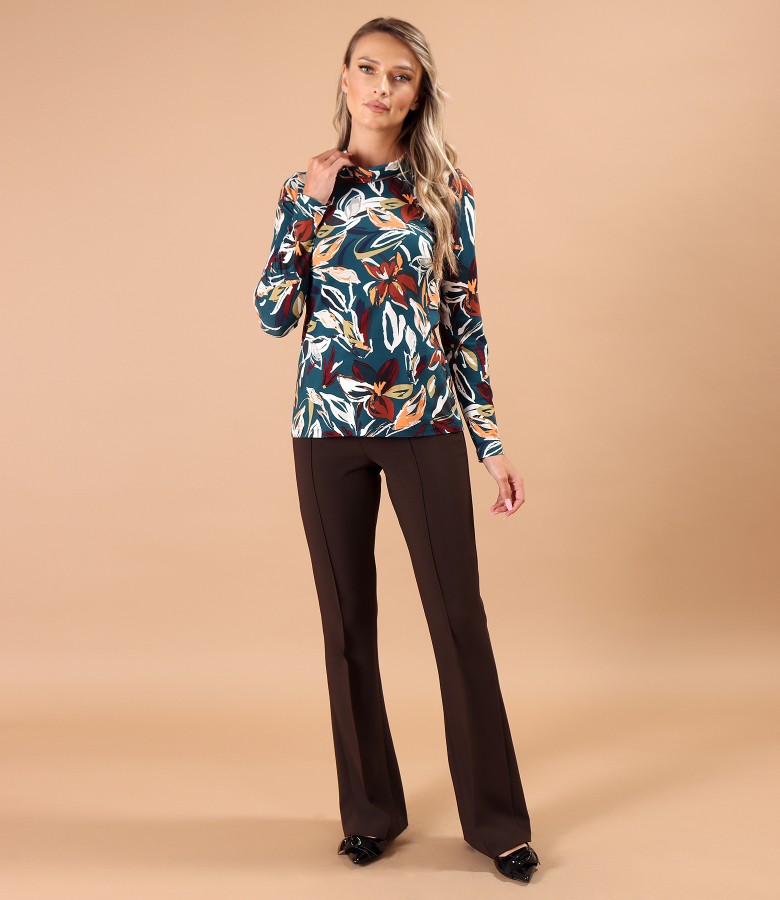 Casual outfit with flared pants and a elastic jersey blouse